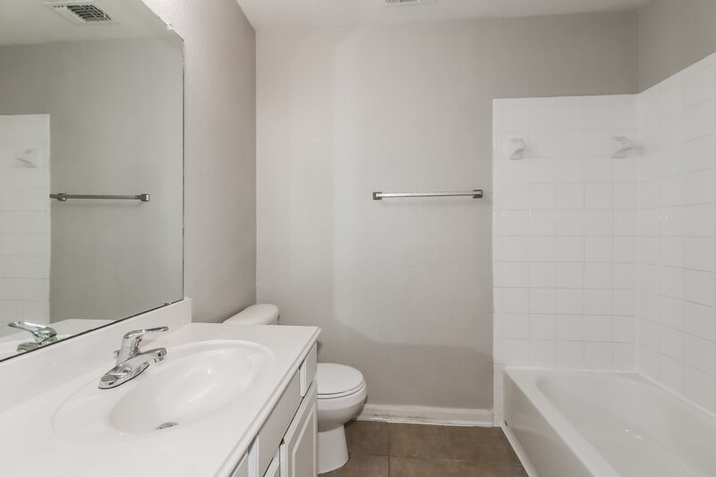 2,595/Mo, 2017 Sandy Bank Ln Pearland, TX 77581 Bathroom View