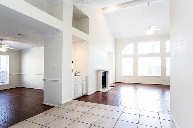2,240/Mo, 5502 Village Springs Dr Kingwood, TX 77339 Foyer View