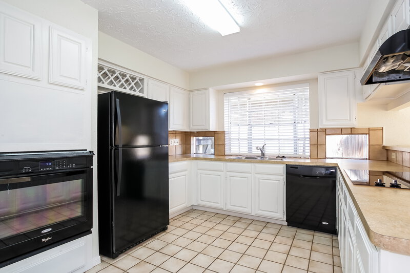 2,240/Mo, 5502 Village Springs Dr Kingwood, TX 77339 Kitchen View