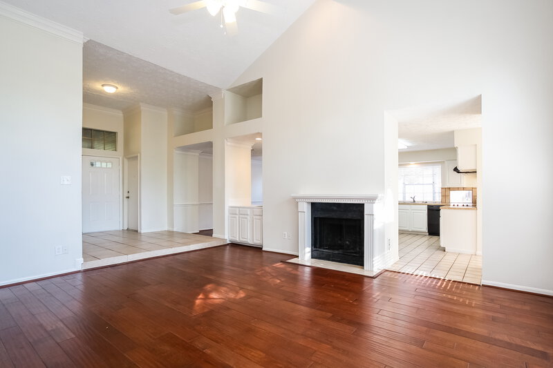 2,240/Mo, 5502 Village Springs Dr Kingwood, TX 77339 Family Room View 2
