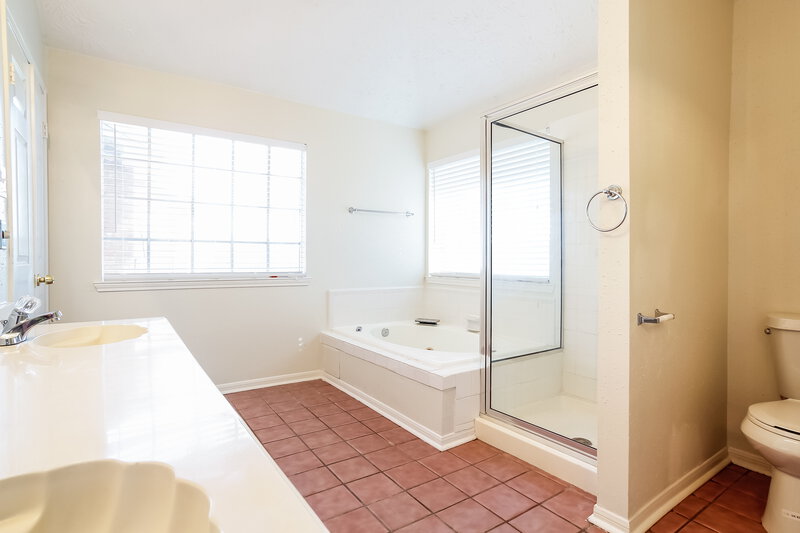 2,240/Mo, 5502 Village Springs Dr Kingwood, TX 77339 Master Bathroom View