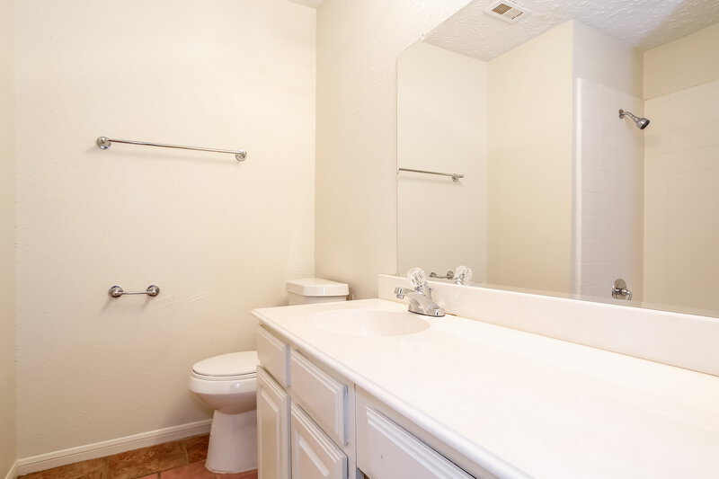 2,240/Mo, 5502 Village Springs Dr Kingwood, TX 77339 Master Bathroom View 2