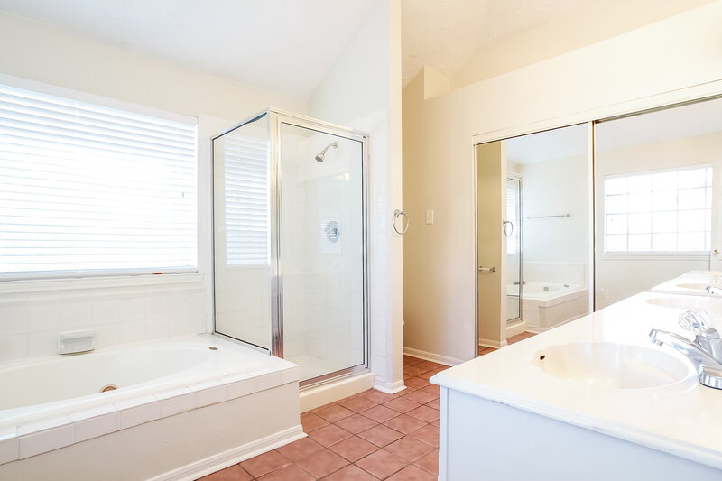 2,240/Mo, 5502 Village Springs Dr Kingwood, TX 77339 Master Bathroom View 3