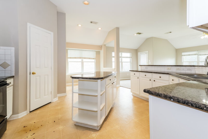 2,065/Mo, 12534 Blinnwood Ln Houston, TX 77070 Kitchen View