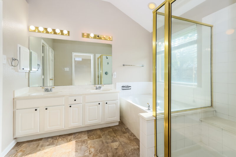 2,065/Mo, 12534 Blinnwood Ln Houston, TX 77070 Main Bathroom View