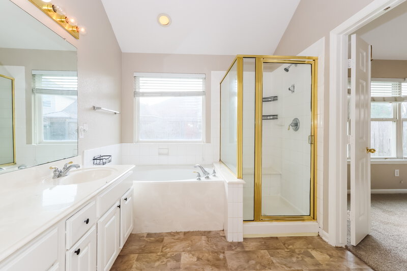 2,065/Mo, 12534 Blinnwood Ln Houston, TX 77070 Main Bathroom View 2