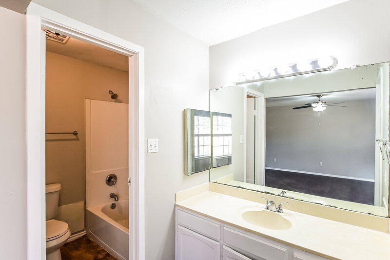 1,490/Mo, 2703 Wood River Dr Spring, TX 77373 Main Bathroom View