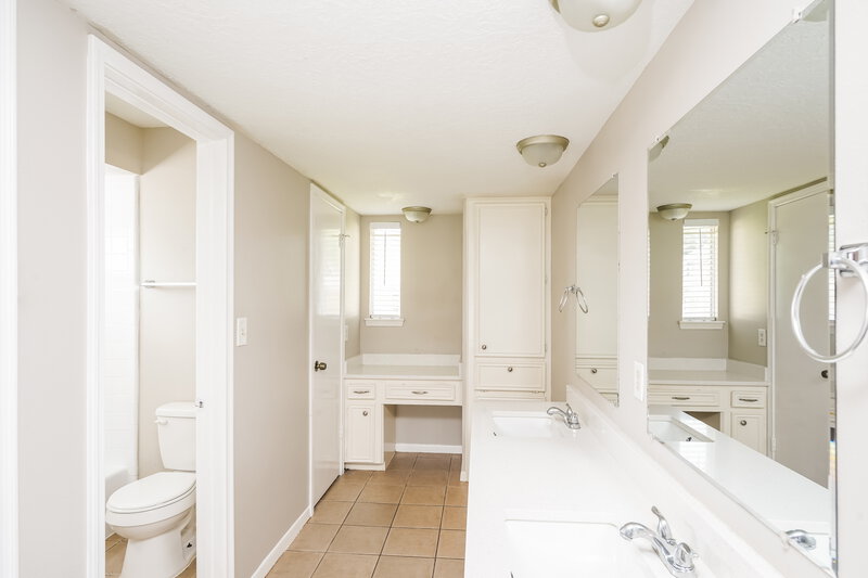 1,990/Mo, 14031 Crosshaven Dr Houston, TX 77015 Main Bathroom View