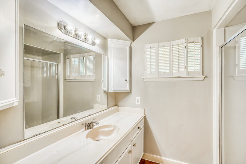 2,270/Mo, 15515 Banff St Houston, TX 77062 Main Bathroom View