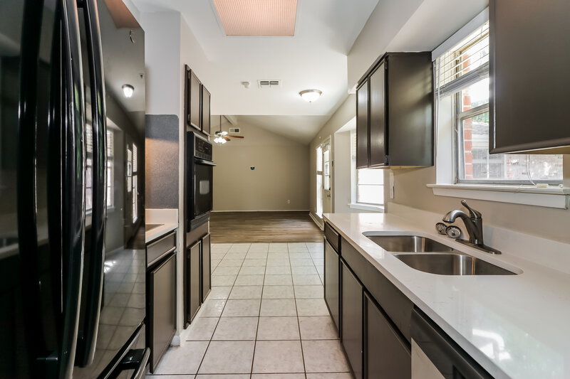 1,810/Mo, 914 Beachcomber Ln Houston, TX 77062 Kitchen View 2