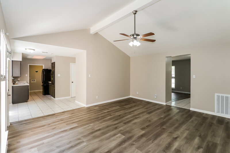 1,810/Mo, 914 Beachcomber Ln Houston, TX 77062 Family Room View 2