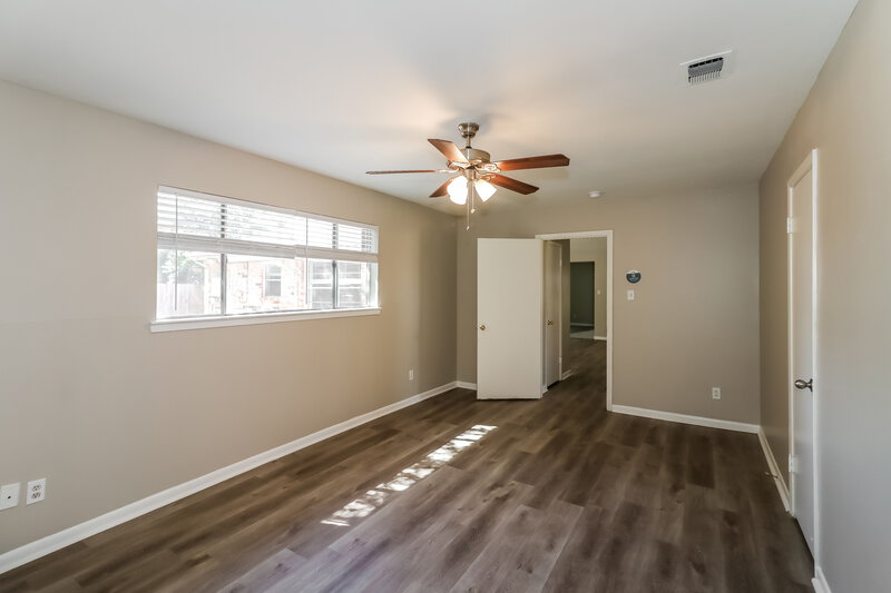 1,810/Mo, 914 Beachcomber Ln Houston, TX 77062 Main Bedroom View