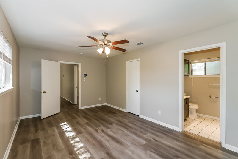 1,810/Mo, 914 Beachcomber Ln Houston, TX 77062 Main Bedroom View 2