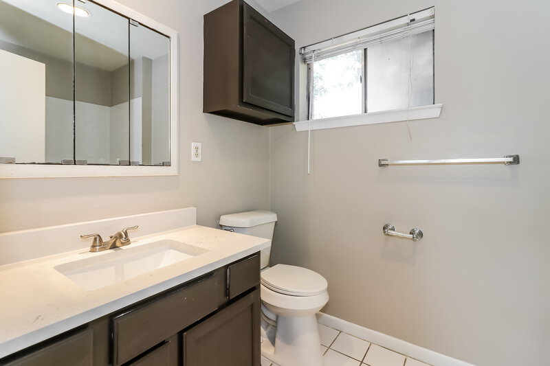 1,810/Mo, 914 Beachcomber Ln Houston, TX 77062 Main Bathroom View