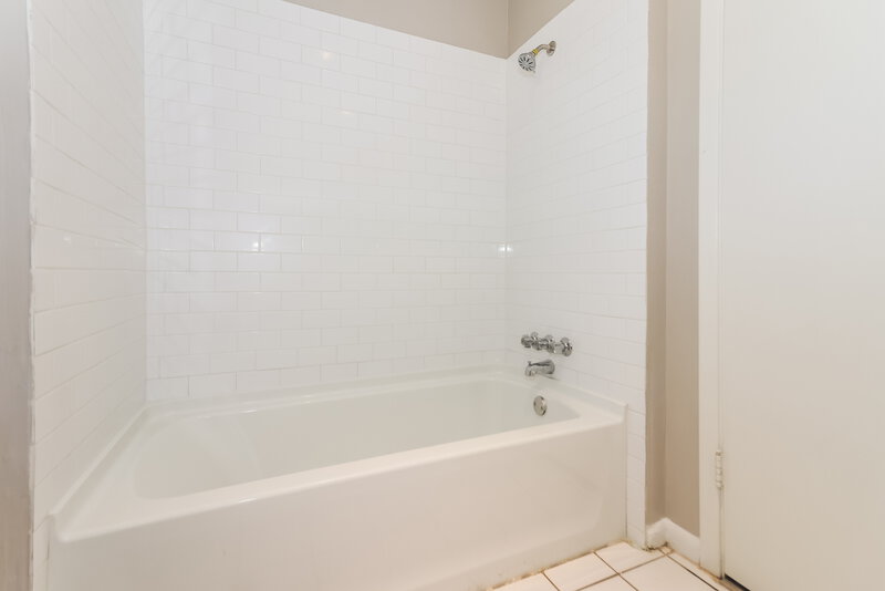 1,810/Mo, 914 Beachcomber Ln Houston, TX 77062 Main Bathroom View 2