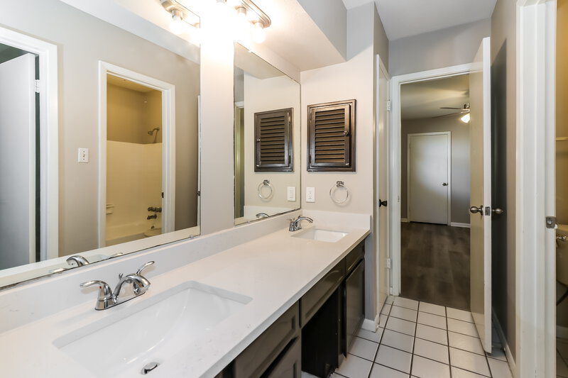 1,810/Mo, 914 Beachcomber Ln Houston, TX 77062 Bathroom View