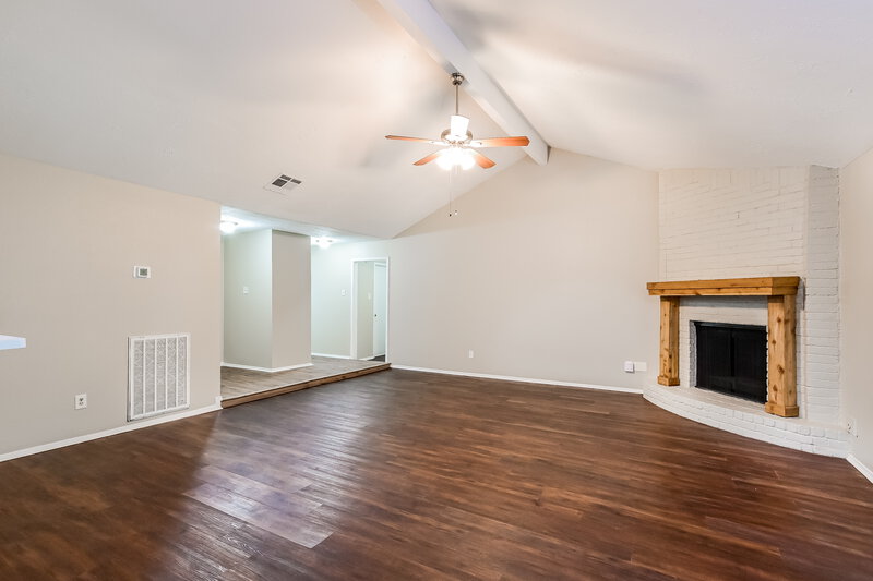 1,995/Mo, 9715 Dover Hill Rd La Porte, TX 77571 Living Room View 2