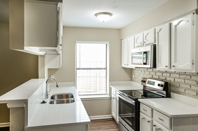1,995/Mo, 9715 Dover Hill Rd La Porte, TX 77571 Kitchen View