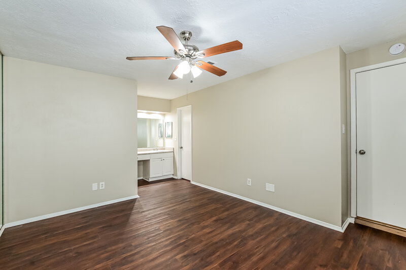 1,995/Mo, 9715 Dover Hill Rd La Porte, TX 77571 Main Bedroom View 2