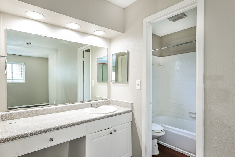 1,995/Mo, 9715 Dover Hill Rd La Porte, TX 77571 Main Bathroom View