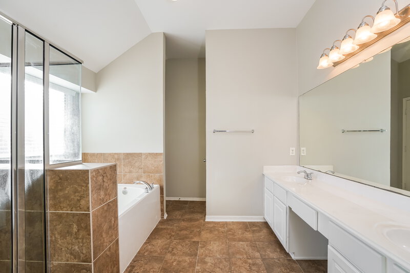 2,030/Mo, 17139 Deaton Mill Dr Houston, TX 77095 Main Bathroom View