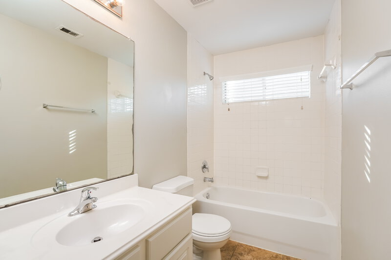 2,030/Mo, 17139 Deaton Mill Dr Houston, TX 77095 Bathroom View