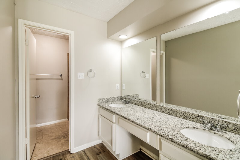 2,205/Mo, 3410 Truckee Dr Houston, TX 77082 Main Bathroom View