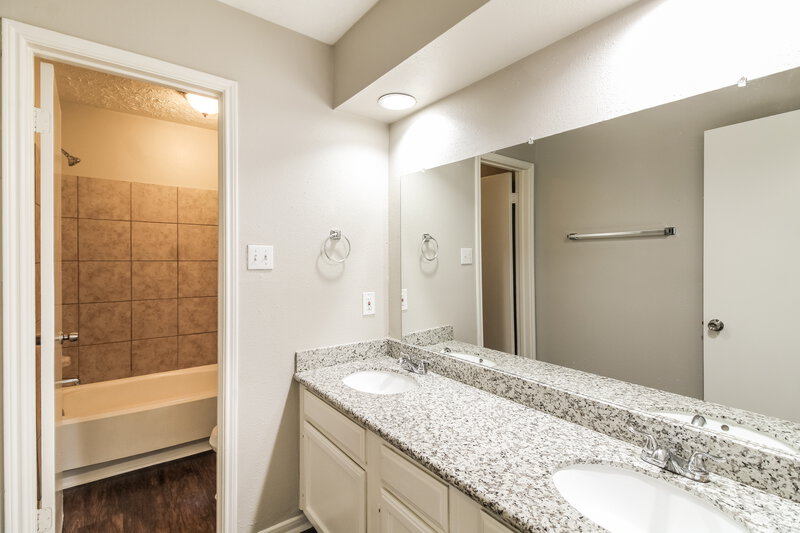 2,205/Mo, 3410 Truckee Dr Houston, TX 77082 Bathroom View