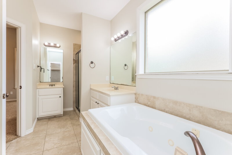 2,290/Mo, 16109 McQueen Rd Conroe, TX 77302 Main Bathroom View