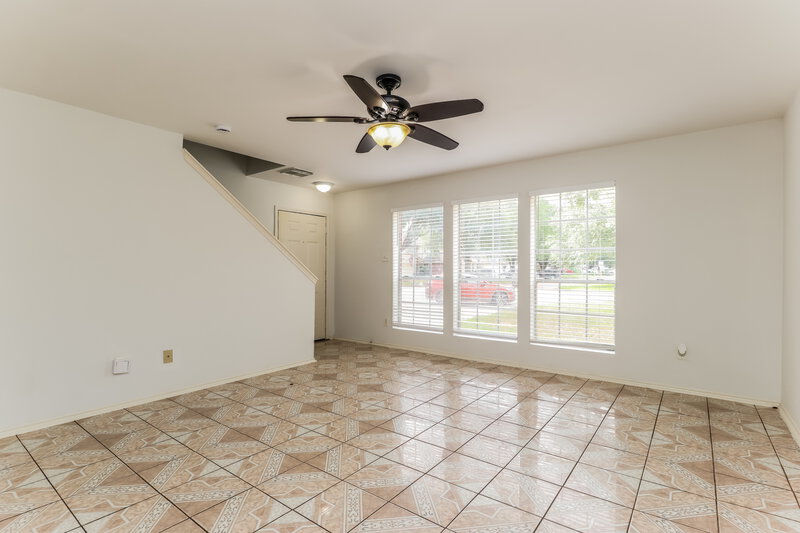 1,895/Mo, 2106 Falling Oaks Rd Houston, TX 77038 Living Room View 2