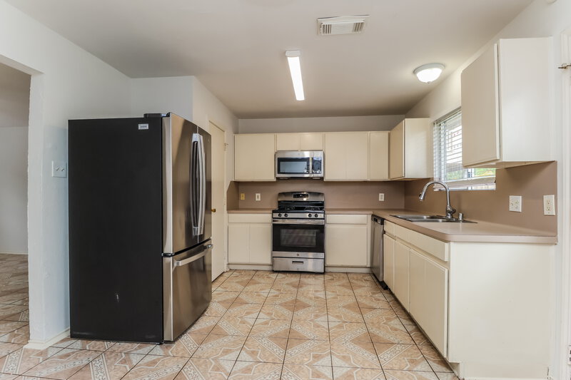 1,895/Mo, 2106 Falling Oaks Rd Houston, TX 77038 Kitchen View