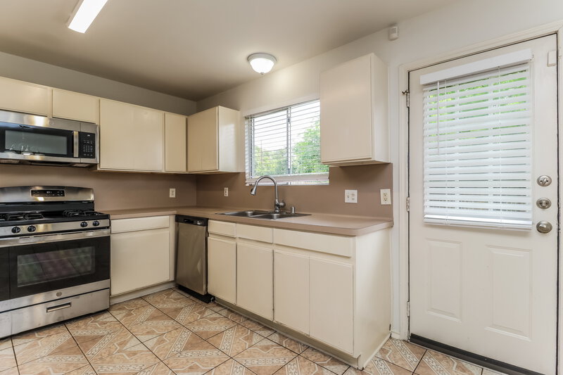 1,895/Mo, 2106 Falling Oaks Rd Houston, TX 77038 Kitchen View 2