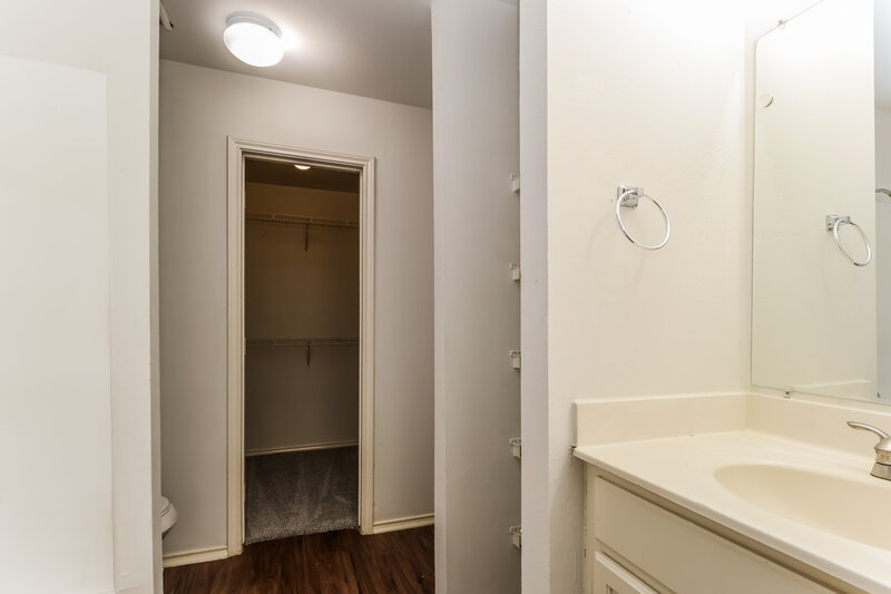 1,895/Mo, 2106 Falling Oaks Rd Houston, TX 77038 Main Bathroom View