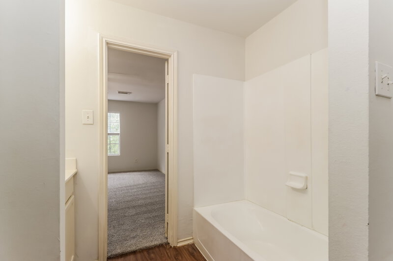 1,895/Mo, 2106 Falling Oaks Rd Houston, TX 77038 Main Bathroom View 2