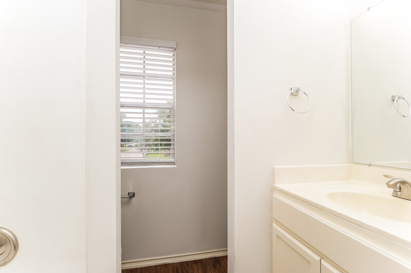1,895/Mo, 2106 Falling Oaks Rd Houston, TX 77038 Bathroom View