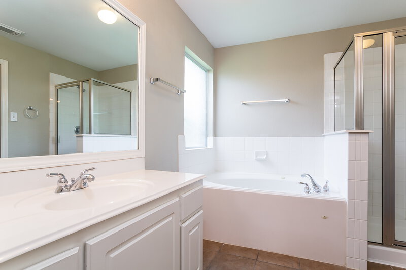 0/Mo, 9211 Filaree Ridge Ln Houston, TX 77089 Master Bathroom View
