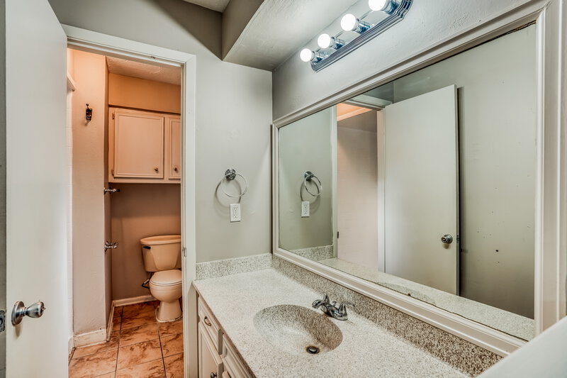 1,555/Mo, 2707 Skelton Dr Houston, TX 77067 Main Bathroom View