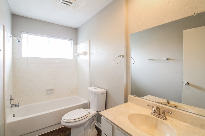 1,610/Mo, 7851 Gatehouse Dr Houston, TX 77040 Bathroom View