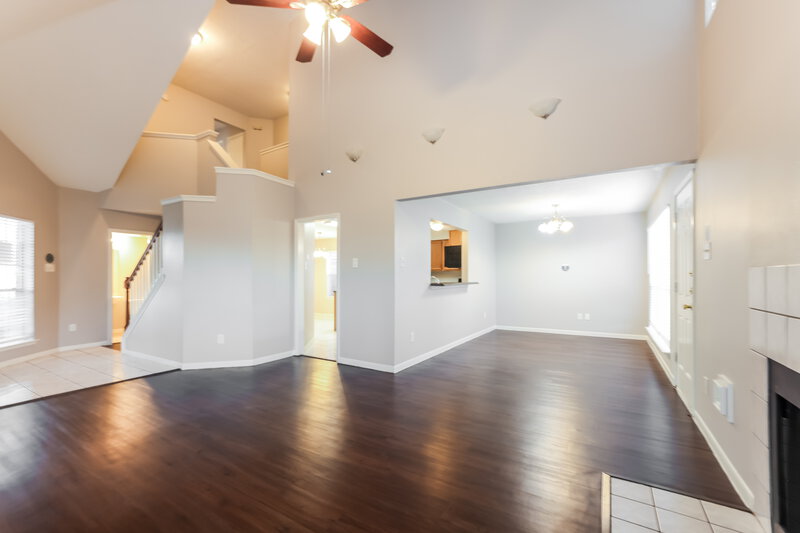 1,835/Mo, 10326 Timberloch Dr Houston, TX 77070 Living Room View 2