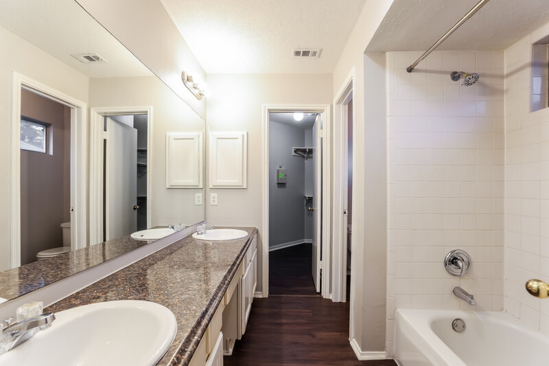 1,835/Mo, 10326 Timberloch Dr Houston, TX 77070 Main Bathroom View