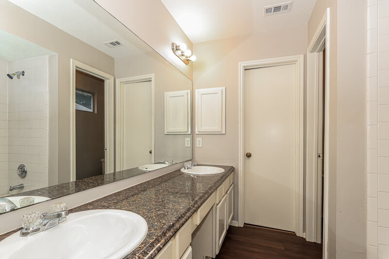 1,965/Mo, 10326 Timberloch Dr Houston, TX 77070 Main Bathroom View