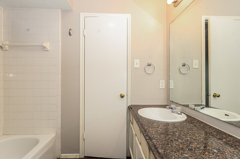 1,965/Mo, 10326 Timberloch Dr Houston, TX 77070 Main Bathroom View 2