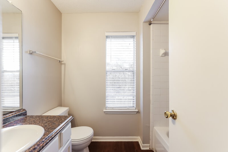 1,835/Mo, 10326 Timberloch Dr Houston, TX 77070 Bathroom View 2