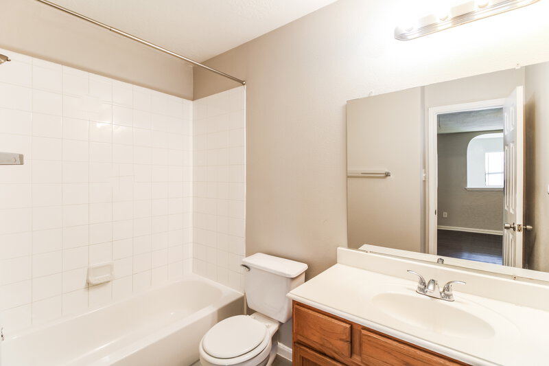 2,145/Mo, 10514 Southway Bend Ln Houston, TX 77034 Bathroom View
