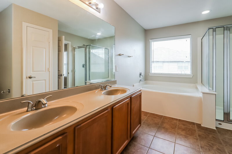 1,805/Mo, 14408 Birch Knoll Ln Houston, TX 77047 Main Bathroom View