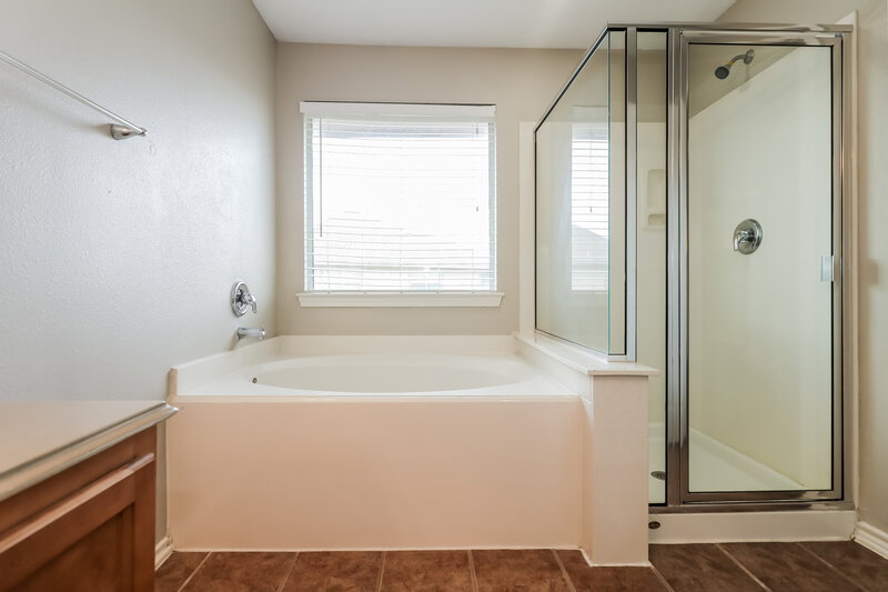 1,805/Mo, 14408 Birch Knoll Ln Houston, TX 77047 Main Bathroom View 2