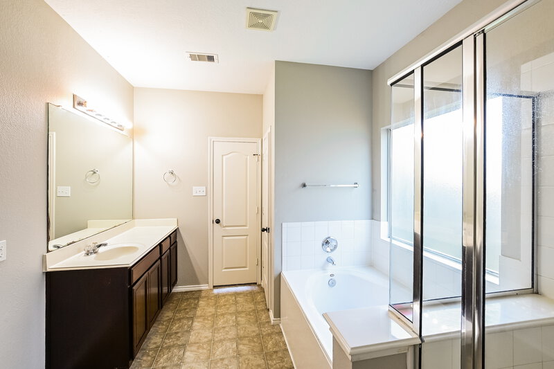 2,045/Mo, 7615 Shavano Ln Cypress, TX 77433 Main Bathroom View