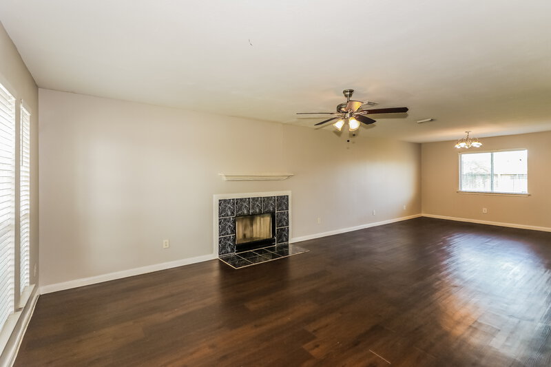 2,310/Mo, 4603 S Ridgewalk Dr Houston, TX 77053 Living Room View 2