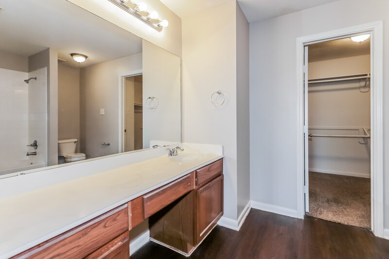2,310/Mo, 4603 S Ridgewalk Dr Houston, TX 77053 Main Bathroom View