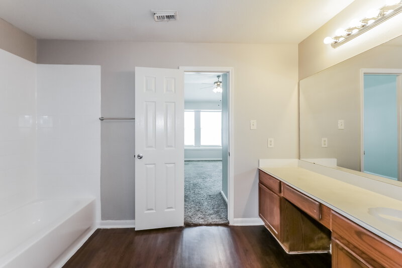 2,310/Mo, 4603 S Ridgewalk Dr Houston, TX 77053 Main Bathroom View 2